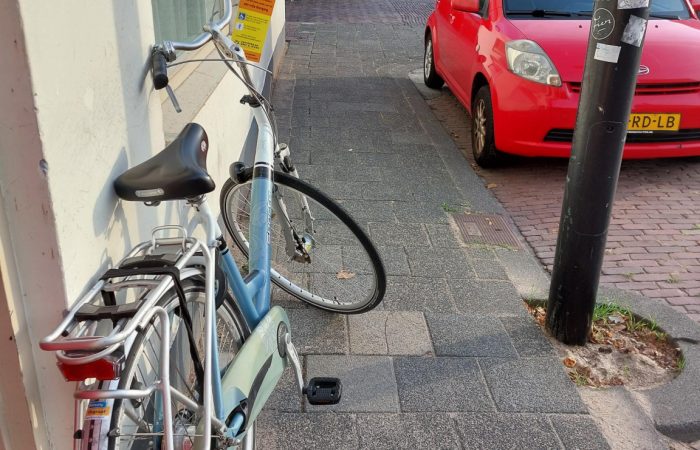 Stoep te smal door fiets en lantaarnpaal